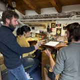 Grégoire Maret (debout) supervise la création des alliances de Nour et Alban, le jeune couple de Sierre que nous avons rencontré